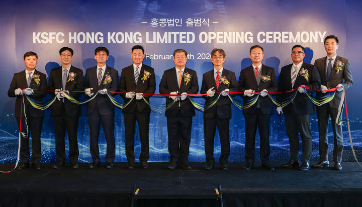 [서울=뉴시스] 김정각 한국증권금융 대표이사 사장이 홍콩법인 출범식에서 기념촬영을 하고 있다. (사진 =한국증권금융 제공) photo@newsis.com *재판매 및 DB 금지