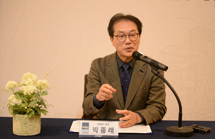 [울산=뉴시스] 배병수 기자 = 박종래 UNIST 총장이 10일 UNIST 학술정보관에서 열린 언론간담회에서 동남권 주력 산업의 초격차 확보와 차세대 핵심 기술 자립을 위한 R&D 혁신 전략을 발표하고 있다. 2026.02.10. bbs@newsis.com *재판매 및 DB 금지