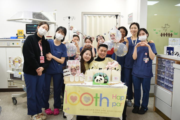 [수원=뉴시스] 아주대병원에서 재태기간 22주, 출생 체중 475g으로 태어난 초극소 저체중아가 생후 100일을 맞아 부모와 의료진이 함께 기념 촬영을 하고 있다. 아기는 지난해 10월 30일 출생 후 수많은 고비를 넘기고 현재 1670g으로 건강하게 성장하고 있다. 2026.02.10. (사진=아주대병원 제공) photo@newsis.com *재판매 및 DB 금지