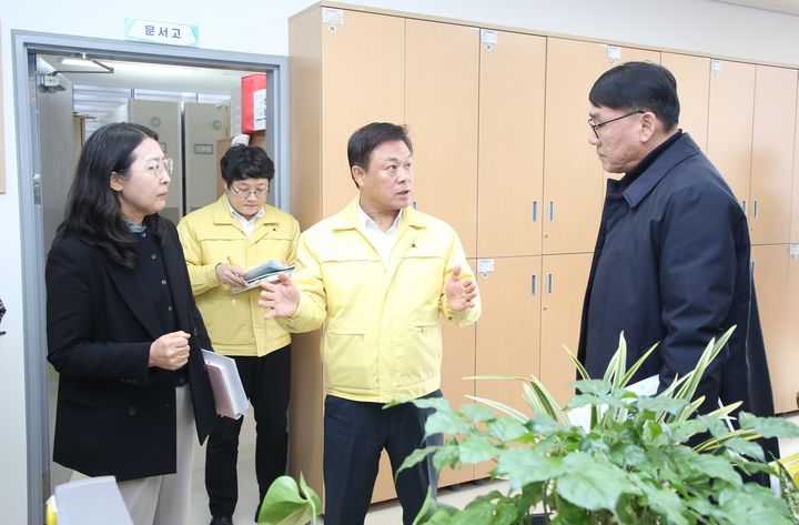 [정읍=뉴시스] 지난 9일 정읍시 북부권역 공공시설 점검에 나선 이학수 시장이 신태인행정문화센터를 방문, 관계자에게 시설 개선 등 주문사항을 전달하고 있다. *재판매 및 DB 금지