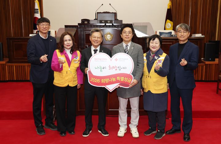 [대구=뉴시스] 달서구의회는 지난해 지역사회 나눔과 인도주의 활동에 기여한 공로를 인정받아 대한적십자사로부터 '적십자회원유공장 금장'을 받았다. (사진=대구 달서구의회 제공) 2026.02.10. photo@newsis.com *재판매 및 DB 금지