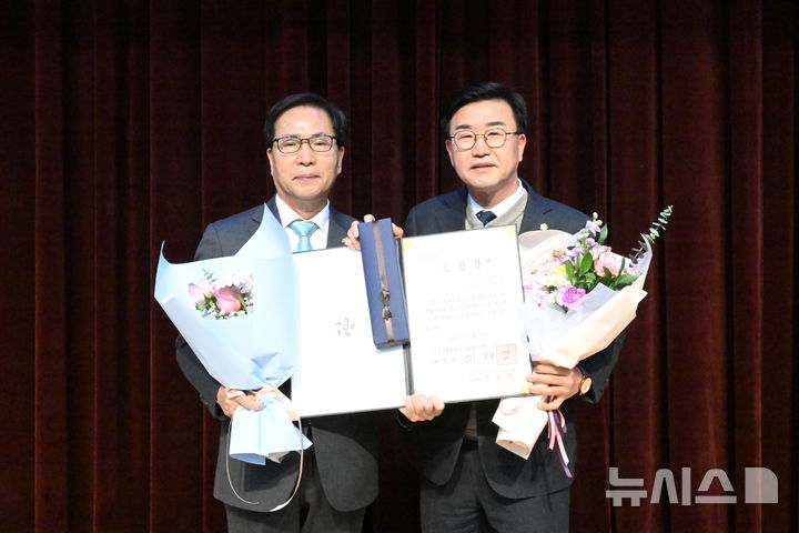 [완주=뉴시스] 유의식 완주군의회 의장(오른쪽)이 10일 전북특별자치도에서 열린 민주평화통일 전북지역 자문회의에서 '민주평화통일자문회의 의장(대통령) 표창'을 수상하고 기념촬영하고 있다. 2026.02.10 *재판매 및 DB 금지