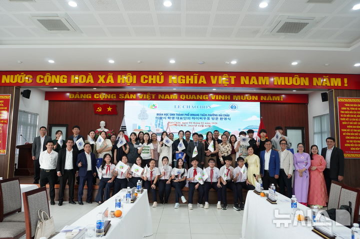 [의왕=뉴시스] 의왕시 중학생 대표단이 베트남 다낭시 하이쩌우동을 방문한 가운데 현지 학생들과 기념 촬영을 하고 있다. (사진=의왕시 제공).*재판매 및 DB 금지