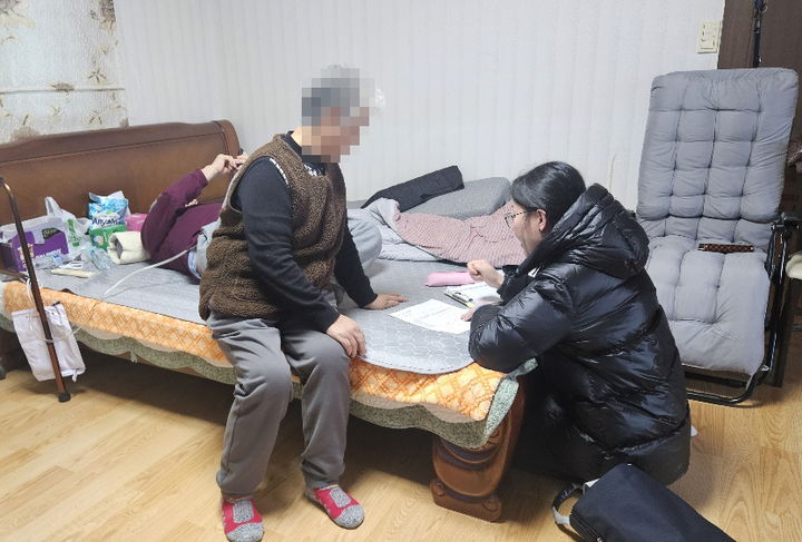 [고창=뉴시스] 고창군의 의료급여관리사가 의료수급자 가정을 방문해 건강상담을 하고 있다. 2026.02.10. photo@newsis.com *재판매 및 DB 금지