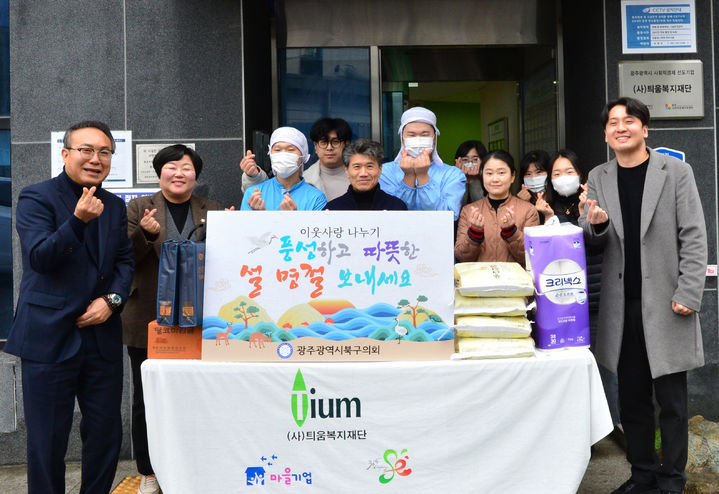 [광주=뉴시스] 광주 북구의회는 관내 사회복지시설을 방문해 설 맞이 위문품을 전달했다고 10일 밝혔다. (사진 = 광주 북구의회 제공) 2026.02.10. photo@newsis.com *재판매 및 DB 금지