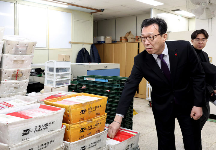 [서울=뉴시스] 곽병진 우정사업본부장 직무대리가 10일 설 명절 우편물 특별소통 현장인 동대문우체국을 방문해 물류 상황을 점검하고 직원들을 격려하고 있다. (사진=우본 제공) 2026.02.10. photo@newsis.com *재판매 및 DB 금지