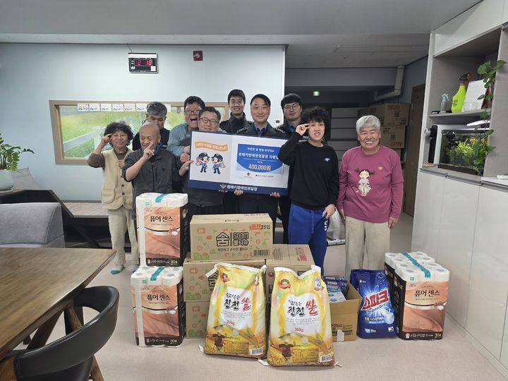 [동해=뉴시스] 10일 동해해경청이 설 명절을 앞두고 지역 내에 소재한 장애인단기보호센터를 방문, 위문품을 전달하고 단체사진을 찍고 있다.(사진=동해해경청 제공)photo@newsis.com *재판매 및 DB 금지