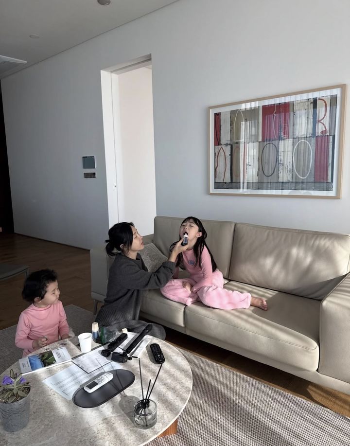 [서울=뉴시스] 방송인 이지혜와 두 딸. (사진=이지혜 인스타그램 캡처) 2026.02.10. photo@newsis.com *재판매 및 DB 금지