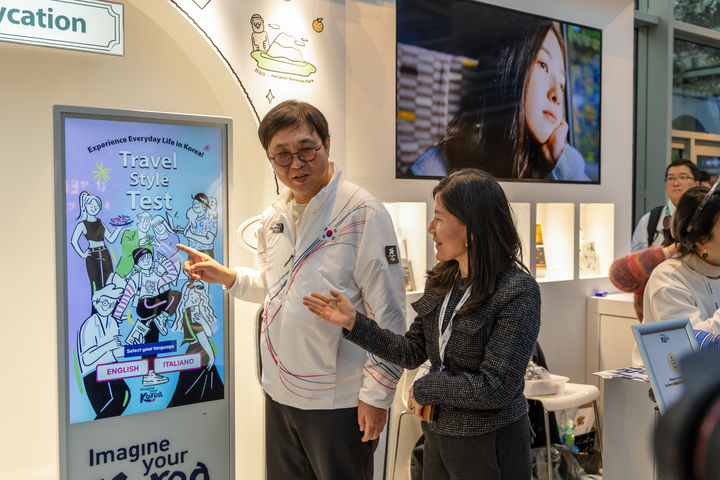 문체부 최휘영 장관(왼쪽)이 'K-데일리케이션' 게임 코너를 체험하고 있다. (사진=한국관광공사) *재판매 및 DB 금지