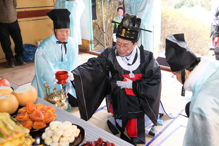[광양=뉴시스] 10일 '제43회 백운산 고로쇠 약수제'가 정인화 광양시장 등이 참석한 가운데 옥룡면 동곡리 약수제단에서 열리고 있다. 2026.02.10. (사진=광양시 제공) photo@newsis.com *재판매 및 DB 금지