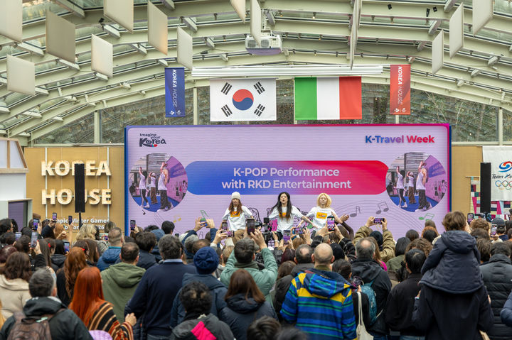 'K-팝 댄스 클래스'를 체험 중인 관람객들. (사진=한국관광공사) *재판매 및 DB 금지