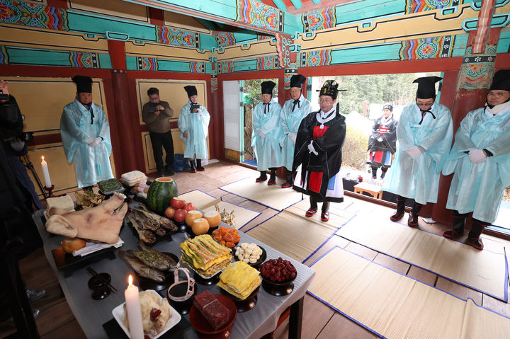 [광양=뉴시스] 10일 광양시 옥룡면 동곡리 약수제단에서 '제43회 백운산 고로쇠 약수제'가 열리고 있다. 2026.02.10. (사진=광양시 제공) photo@newsis.com *재판매 및 DB 금지