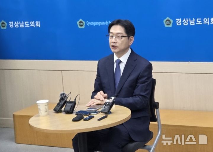 [창원=뉴시스]홍정명기자=대통령직속 지방시대위원회 김경수 위원장이 10일 오후 경남도의회 브리핑룸에서 경남·부산 행정통합 문제와 관련 '대규모 여론조사'로 추진 여부를 결정하자고 제안하고 있다.2026.02.10. photo@newsis.com