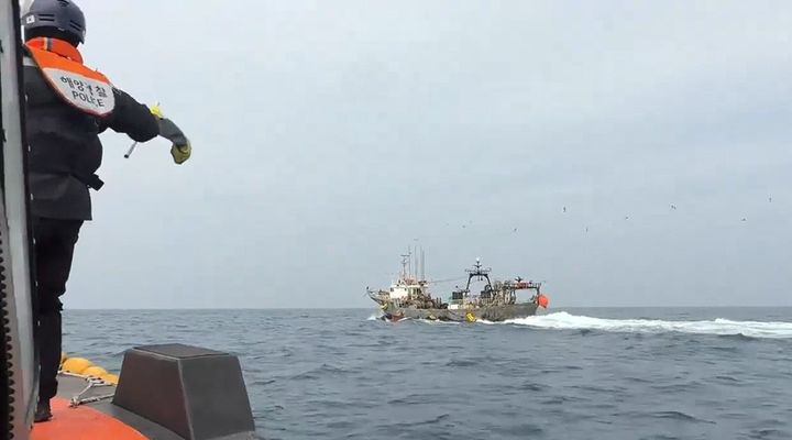 [여수=뉴시스] 전남 여수해양경찰이 트롤 어선 검문검색을 위해 정선 명령 하고 있다. (사진=여수해경 제공) 2026.02.10. photo@newsis.com *재판매 및 DB 금지