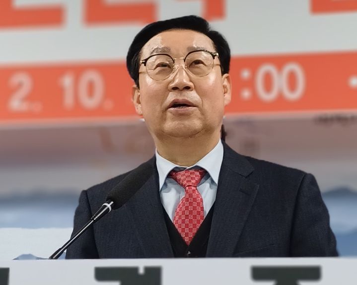 [금산=뉴시스] 조명휘 기자 = 문경주 전 충남도 국장이 10일 금산군청 브리핑룸에서 군수 선거 출마를 선언하고 있다. 2026.02.10. photo@newsis.com *재판매 및 DB 금지