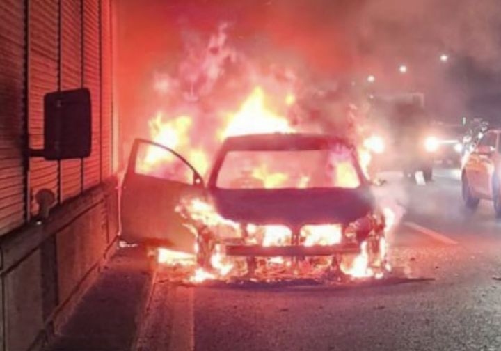 경부고속道 승용차 화재 30분만에 완진…인명피해 없어