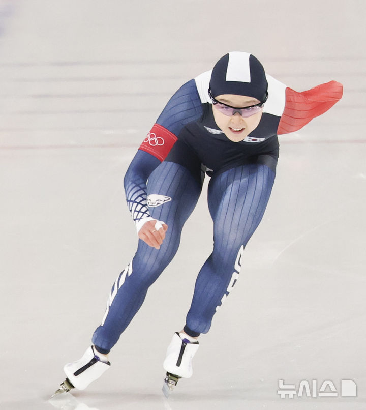 [밀라노=뉴시스] 김근수 기자 = 스피드스케이팅 김민선이 9일(현지 시간) 이탈리아 밀라노 스피드스케이팅 아레나에서 열린 2026 밀라노코르티나 담페초 동계올림픽 스피드스케이팅 1000m 여자 경기에서 질주하고 있다. 2026.02.10. ks@newsis.com