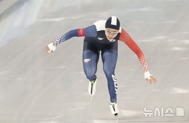 [밀라노=뉴시스] 김근수 기자 = 스피드스케이팅 이나현이 9일(현지 시간) 이탈리아 밀라노 스피드스케이팅 스타디움에서 열린 2026 밀라노코르티나 담페초 동계올림픽 스피드스케이팅 1000m 여자 경기에서 질주하고 있다. 2026.02.10. ks@newsis.com