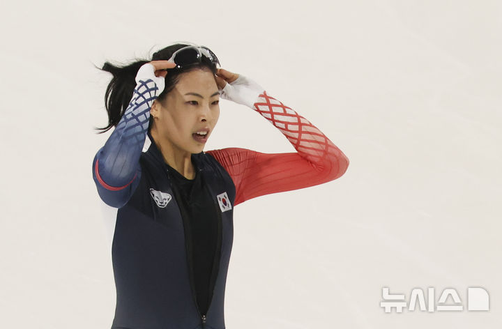 [밀라노=뉴시스] 김근수 기자 = 스피드스케이팅 이나현이 9일(현지 시간) 이탈리아 밀라노 스피드스케이팅 아레나에서 열린 2026 밀라노코르티나 담페초 동계올림픽 스피드스케이팅 1000m 여자 경기를 마치고 아쉬워하고 있다. 2026.02.10. ks@newsis.com