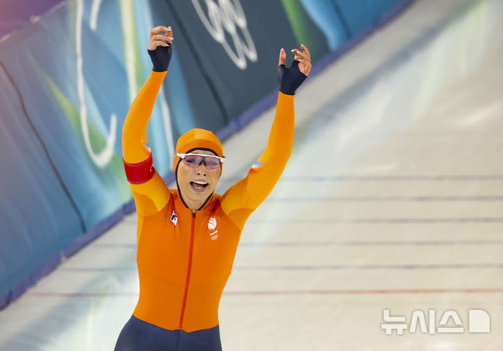 [밀라노=뉴시스] 김근수 기자 = 스피드스케이팅 여자 1000m 금메달리스트 네덜란드 유타 레이르담이 9일(현지 시간) 이탈리아 밀라노 스피드스케이팅 여자 1000m 아레나에서 열린 2026 밀라노•코르티나 담페초 동계올림픽 스피드스케이팅 여자 1000m 경기에서 금메달을 차지한 뒤 기뻐하고 있다. 2026.02.10. ks@newsis.com