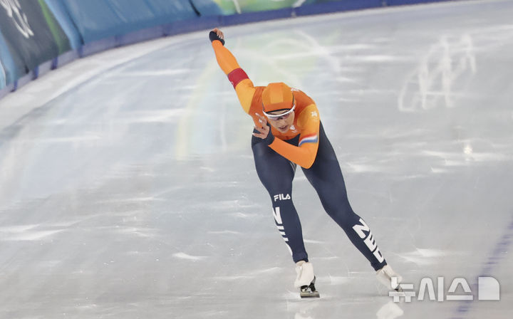 [밀라노=뉴시스] 김근수 기자 = 스피드스케이팅 1000m 금메달 네덜란드 유타 레이르담이 9일(현지 시간) 이탈리아 밀라노 스피드스케이팅 아레나에서 열린 2026 밀라노코르티나 담페초 동계올림픽 스피드스케이팅 1000m 여자 경기에서 질주하고 있다. 2026.02.10. ks@newsis.com