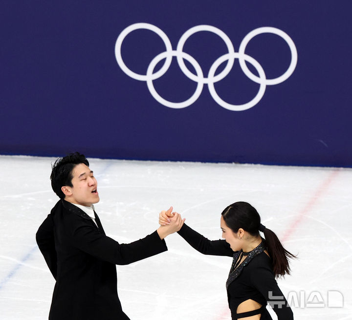 [밀라노=뉴시스] 박주성 기자 = 2026 밀라노·코르티나담페초 동계올림픽 나흘째인 10일 (현지 시간) 이탈리아 밀라노 아이스 스케이팅 아레나 경기장에서 열린 피겨스케이팅 아이스댄스 경기에서 임해나, 권예 선수가 연기를 펼치고 있다. 2026.02.10. park7691@newsis.com