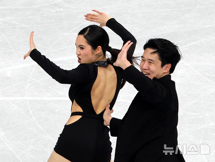 [밀라노=뉴시스] 박주성 기자 = 2026 밀라노·코르티나담페초 동계올림픽 나흘째인 10일 (현지 시간) 이탈리아 밀라노 아이스 스케이팅 아레나 경기장에서 열린 피겨스케이팅 아이스댄스 리듬댄스 경기에서 임해나, 권예 선수가 연기를 펼치고 있다. 2026.02.10. park7691@newsis.com