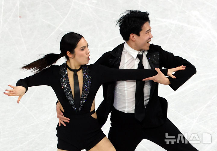 [밀라노=뉴시스] 박주성 기자 = 2026 밀라노·코르티나담페초 동계올림픽 나흘째인 10일 (현지 시간) 이탈리아 밀라노 아이스 스케이팅 아레나 경기장에서 열린 피겨스케이팅 아이스댄스 리듬댄스 경기에서 임해나, 권예 선수가 연기를 펼치고 있다. 2026.02.10. park7691@newsis.com