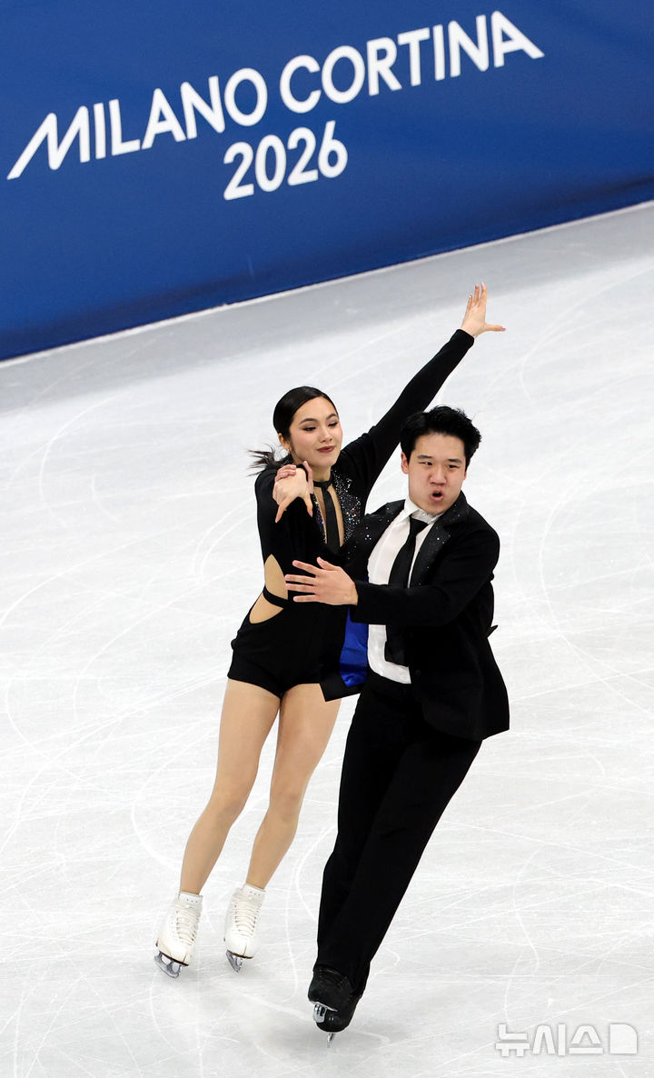 [밀라노=뉴시스] 박주성 기자 = 2026 밀라노·코르티나담페초 동계올림픽 나흘째인 10일 (현지 시간) 이탈리아 밀라노 아이스 스케이팅 아레나 경기장에서 열린 피겨스케이팅 아이스댄스 리듬댄스 경기에서 임해나, 권예 선수가 연기를 펼치고 있다. 2026.02.10. park7691@newsis.com