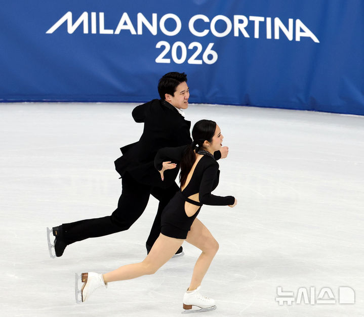 [밀라노=뉴시스] 박주성 기자 = 2026 밀라노·코르티나담페초 동계올림픽 나흘째인 10일 (현지 시간) 이탈리아 밀라노 아이스 스케이팅 아레나 경기장에서 열린 피겨스케이팅 아이스댄스 리듬댄스 경기에서 임해나, 권예 선수가 연기를 펼치고 있다. 2026.02.10. park7691@newsis.com