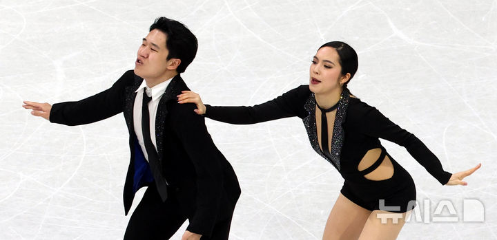 [밀라노=뉴시스] 박주성 기자 = 2026 밀라노·코르티나담페초 동계올림픽 나흘째인 10일 (현지 시간) 이탈리아 밀라노 아이스 스케이팅 아레나 경기장에서 열린 피겨스케이팅 아이스댄스 리듬댄스 경기에서 임해나, 권예 선수가 연기를 펼치고 있다. 2026.02.10. park7691@newsis.com