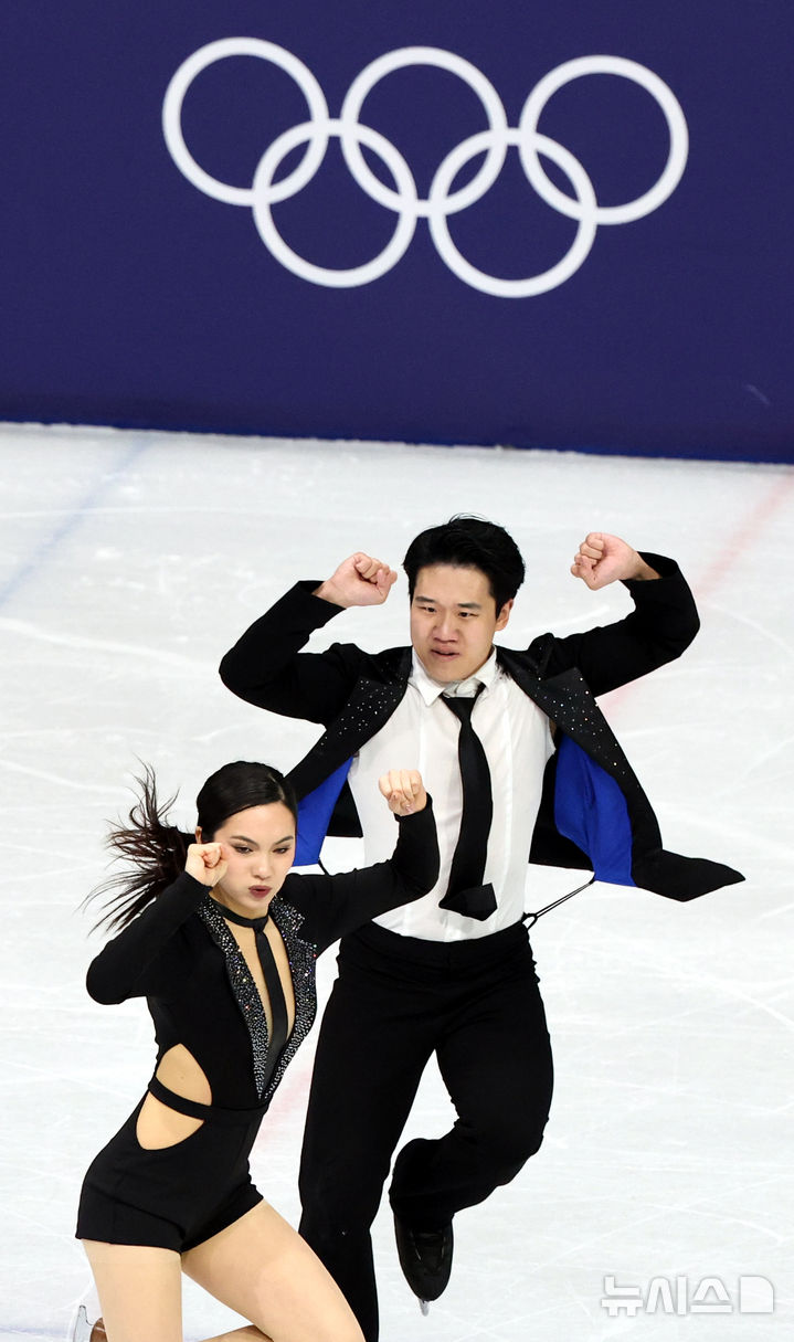 [밀라노=뉴시스] 박주성 기자 = 2026 밀라노·코르티나담페초 동계올림픽 나흘째인 10일 (현지 시간) 이탈리아 밀라노 아이스 스케이팅 아레나 경기장에서 열린 피겨스케이팅 아이스댄스 리듬댄스 경기에서 임해나, 권예 선수가 연기를 펼치고 있다. 2026.02.10. park7691@newsis.com