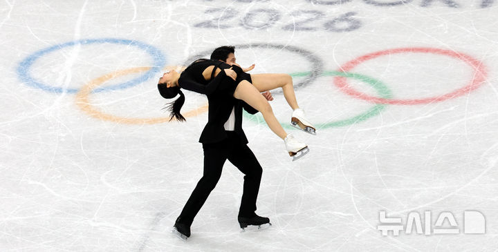 [밀라노=뉴시스] 박주성 기자 = 2026 밀라노·코르티나담페초 동계올림픽 나흘째인 10일 (현지 시간) 이탈리아 밀라노 아이스 스케이팅 아레나 경기장에서 열린 피겨스케이팅 아이스댄스 리듬댄스 경기에서 임해나, 권예 선수가 연기를 펼치고 있다. 2026.02.10. park7691@newsis.com