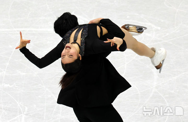 [밀라노=뉴시스] 박주성 기자 = 2026 밀라노·코르티나담페초 동계올림픽 나흘째인 10일 (현지 시간) 이탈리아 밀라노 아이스 스케이팅 아레나 경기장에서 열린 피겨스케이팅 아이스댄스 리듬댄스 경기에서 임해나, 권예 선수가 연기를 펼치고 있다. 2026.02.10. park7691@newsis.com