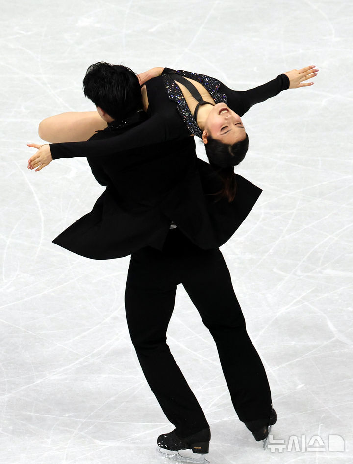 [밀라노=뉴시스] 박주성 기자 = 2026 밀라노·코르티나담페초 동계올림픽 나흘째인 10일 (현지 시간) 이탈리아 밀라노 아이스 스케이팅 아레나 경기장에서 열린 피겨스케이팅 아이스댄스 리듬댄스 경기에서 임해나, 권예 선수가 연기를 펼치고 있다. 2026.02.10. park7691@newsis.com