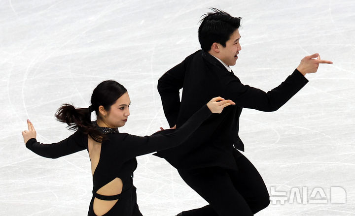 [밀라노=뉴시스] 박주성 기자 = 2026 밀라노·코르티나담페초 동계올림픽 나흘째인 10일 (현지 시간) 이탈리아 밀라노 아이스 스케이팅 아레나 경기장에서 열린 피겨스케이팅 아이스댄스 리듬댄스 경기에서 임해나, 권예 선수가 연기를 펼치고 있다. 2026.02.10. park7691@newsis.com
