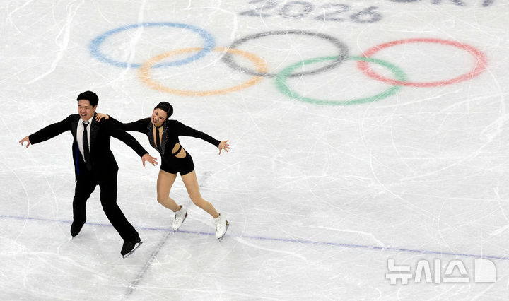 [밀라노=뉴시스] 박주성 기자 = 2026 밀라노·코르티나담페초 동계올림픽 나흘째인 10일 (현지 시간) 이탈리아 밀라노 아이스 스케이팅 아레나 경기장에서 열린 피겨스케이팅 아이스댄스 리듬댄스 경기에서 임해나, 권예 선수가 연기를 펼치고 있다. 2026.02.10. park7691@newsis.com