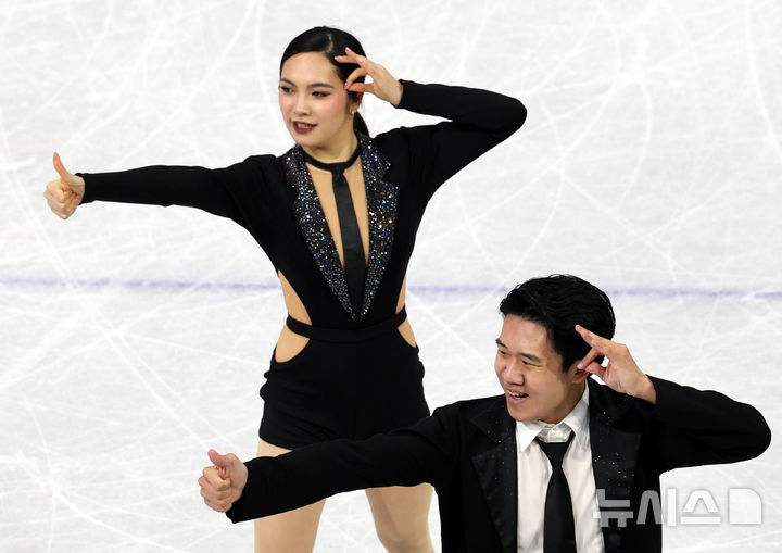 [밀라노=뉴시스] 박주성 기자 = 2026 밀라노·코르티나담페초 동계올림픽 나흘째인 10일 (현지 시간) 이탈리아 밀라노 아이스 스케이팅 아레나 경기장에서 열린 피겨스케이팅 아이스댄스 리듬댄스 경기에서 임해나, 권예 선수가 연기를 펼치고 있다. 2026.02.10. park7691@newsis.com