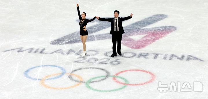 [밀라노=뉴시스] 박주성 기자 = 2026 밀라노·코르티나담페초 동계올림픽 나흘째인 10일 (현지 시간) 이탈리아 밀라노 아이스 스케이팅 아레나 경기장에서 열린 피겨스케이팅 아이스댄스 리듬댄스 경기에서 임해나, 권예 선수가 연기를 마친 후 인사를 하고 있다. 2026.02.10. park7691@newsis.com