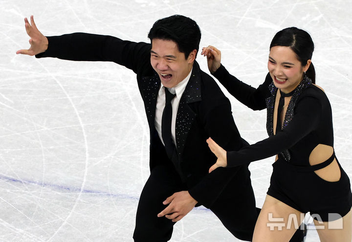 [밀라노=뉴시스] 박주성 기자 = 2026 밀라노·코르티나담페초 동계올림픽 나흘째인 10일 (현지 시간) 이탈리아 밀라노 아이스 스케이팅 아레나 경기장에서 열린 피겨스케이팅 아이스댄스 리듬댄스 경기에서 임해나, 권예 선수가 연기를 펼치고 있다. 2026.02.10. park7691@newsis.com
