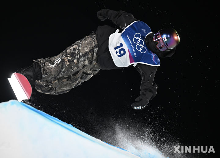 [리비뇨=신화/뉴시스] 유승은이 9일(현지 시간) 이탈리아 리비뇨 스노파크에서 열린 2026 밀라노·코르티나담페초 동계올림픽 스노보드 여자 빅에어 결선 경기를 펼치고 있다. 고교생 유승은은 최종 171.00점으로 동메달을 따내 한국 스노보드 사상 처음으로 빅에어 종목 메달을 수확했다. 2026.02.10.