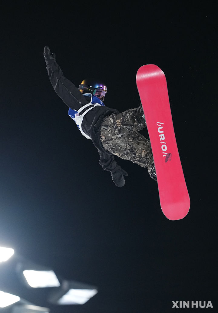 [리비뇨=신화/뉴시스] 유승은이 9일(현지 시간) 이탈리아 리비뇨 스노파크에서 열린 2026 밀라노·코르티나담페초 동계올림픽 스노보드 여자 빅에어 결선 경기를 펼치고 있다. 고교생 유승은은 최종 171.00점으로 동메달을 따내 한국 스노보드 사상 처음으로 빅에어 종목 메달을 수확했다. 2026.02.10.