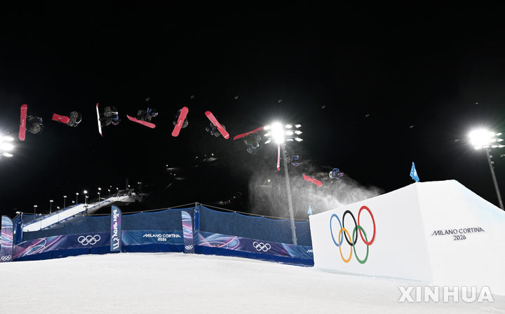 [리비뇨=신화/뉴시스] 다중노출로 촬영한 사진에 유승은이 9일(현지 시간) 이탈리아 리비뇨 스노파크에서 열린 2026 밀라노·코르티나담페초 동계올림픽 스노보드 여자 빅에어 결선 경기를 펼치고 있다. 고교생 유승은은 최종 171.00점으로 동메달을 따내 한국 스노보드 사상 처음으로 빅에어 종목 메달을 수확했다. 2026.02.10.