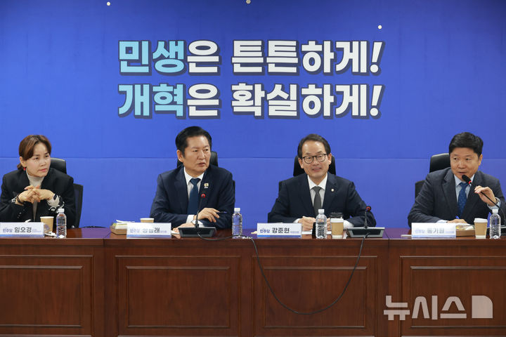 [서울=뉴시스] 고승민 기자 = 정청래 더불어민주당 대표가 10일 서울 여의도 국회에 의원회관에서 열린 재선의원 간담회에서 의원들과 대화하고 있다. 2026.02.10. kkssmm99@newsis.com