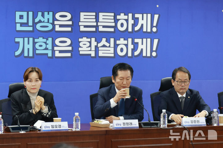 [서울=뉴시스] 고승민 기자 = 정청래 더불어민주당 대표가 10일 서울 여의도 국회에 의원회관에서 열린 재선의원 간담회에서 차를 마시고 있다. 2026.02.10. kkssmm99@newsis.com