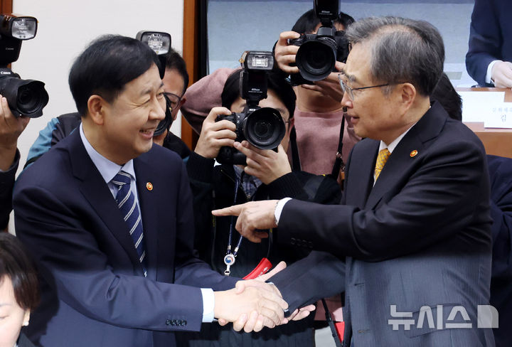 [서울=뉴시스] 추상철 기자 = 구윤철 부총리 겸 재정경제부 장관과 조현 외교부 장관이 10일 오전 서울 종로구 정부서울청사에서 열린 대외경제장관회의에 앞서 대화하고 있다. 2026.02.10. scchoo@newsis.com