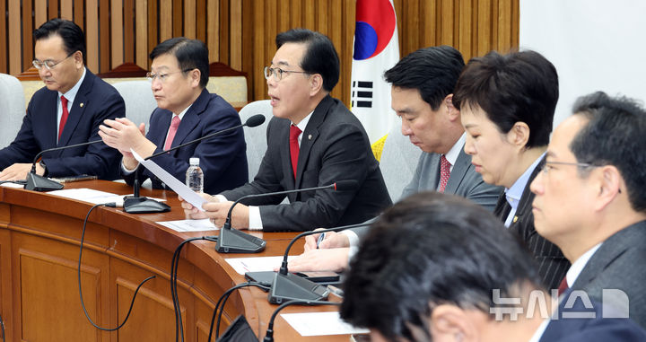 [서울=뉴시스] 김금보 기자 = 송언석 국민의힘 원내대표가 10일 오전 서울 여의도 국회에서 열린 원내대책회의에서 발언을 하고 있다. 2026.02.10. kgb@newsis.com