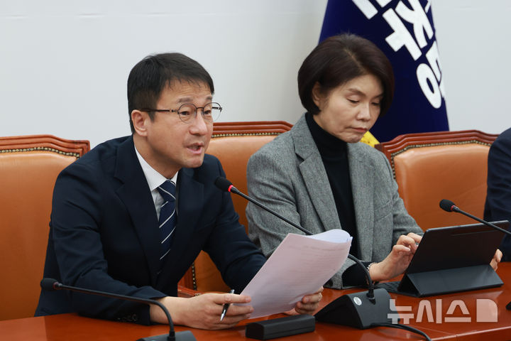 [서울=뉴시스] 고승민 기자 = 한병도 더불어민주당 원내대표가 10일 서울 여의도 국회에서 열린 원내대책회의에서 발언하고 있다. 2026.02.10. kkssmm99@newsis.com