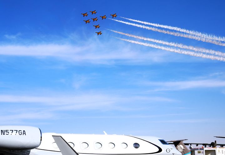 [서울=뉴시스] 공군 특수비행팀 블랙이글스가 9일(현지 시간) 사우디아라비아 수도 리야드에서 열린 2026 국제방산전시회(WDS)에서 에어쇼를 펼치고 있다. (사진=한국방위산업진흥회 제공) 2026.02.10. photo@newsis.com *재판매 및 DB 금지