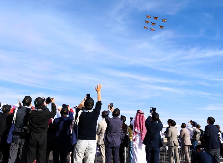 [서울=뉴시스] 공군 특수비행팀 블랙이글스가 9일(현지 시간) 사우디아라비아 수도 리야드에서 열린 2026 국제방산전시회(WDS)에서 에어쇼를 펼치고 있다. (사진=한국방위산업진흥회 제공) 2026.02.10. photo@newsis.com *재판매 및 DB 금지